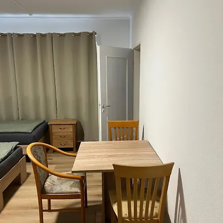 Messe Und Monteurzimmer זנדה