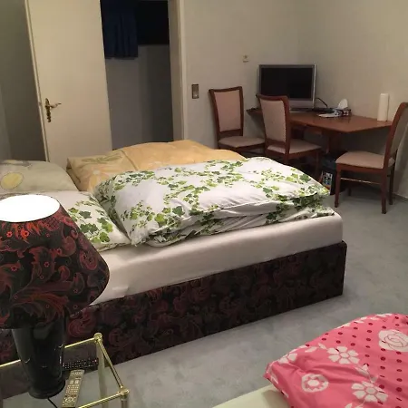 Messe Und Monteurzimmer Homestay *